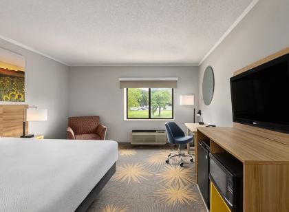 Days Inn & Suites by Wyndham Kansas City South