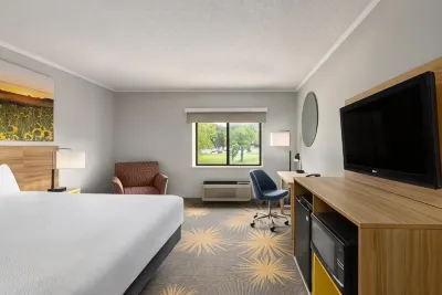 Days Inn & Suites by Wyndham Kansas City South Hotels near Minor Park Golf Course