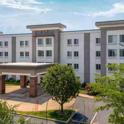 La Quinta Inn & Suites by Wyndham Columbus - Edinburgh Hotel Exterior