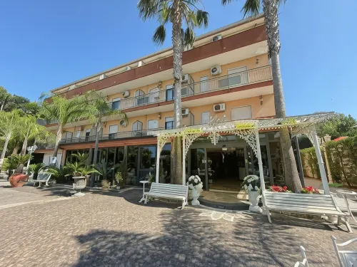 Hotel Happy Days