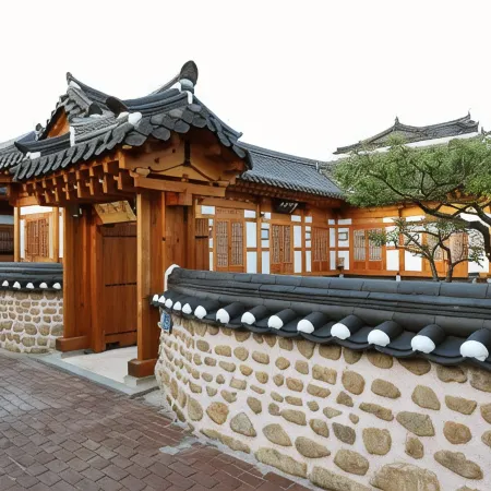 Hanok Hyeyum Отели рядом с достопримечательностью «Ворота Пхуннаммун»