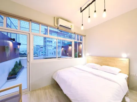 ห้องพักรวมชายหญิง 8 เตียง