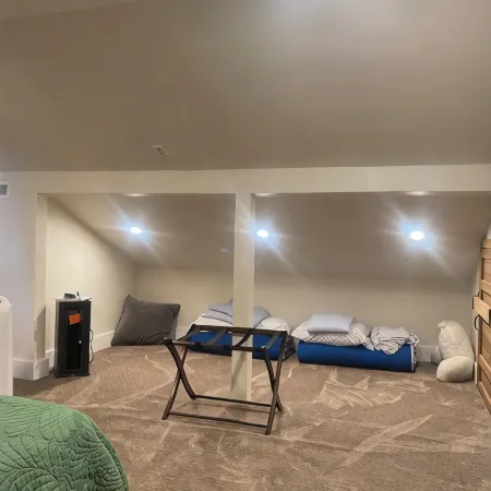 Quiet & cozy loft apartment only minutes to downtown Springfield and U of O.