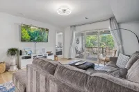 Waterfront Cozy Cove Retreat - Loto Escape, Remodeled Comfort, Close to the Fun - Wifi