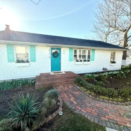 Dog Friendly! Booking 2026!! Sleeps7, 1 mile 2 beach