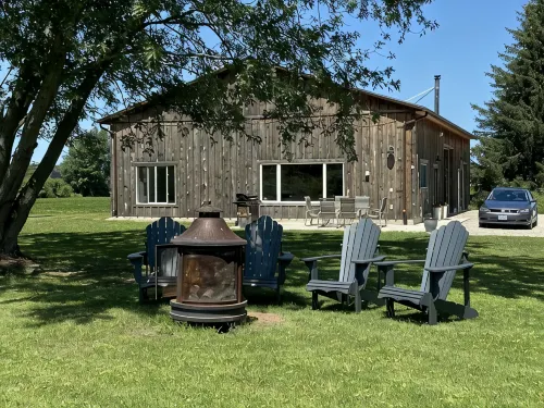Private country suite on pond located In Amish country. Only 5 min from Norwich - 3-Star
