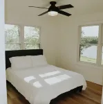 New 6 bedroom Lake Front Home- Theatre Room- Poker - FirePit- Kayak/Paddleboards - Homestays