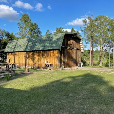 Charming lakefront cabin in welcoming Paisley