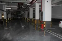 Qirui Hotel - parking