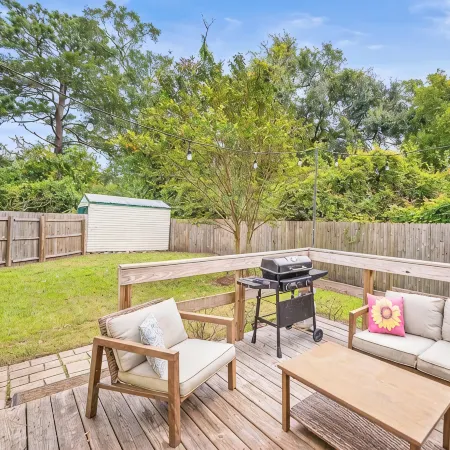 Cozy Cottage, Deck + Yard, Near Downtown & 10 Min to Parris Island