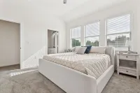 New  3BR by Hospital & Lake Granbury w/Starlink internet,local pool,4-80in  TVs