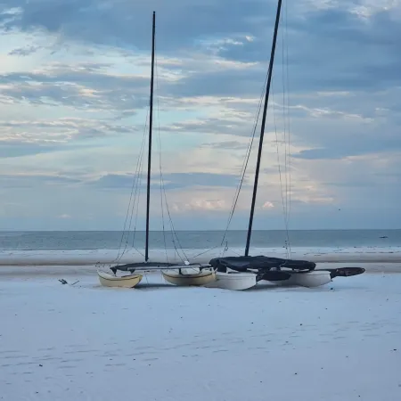 SIESTA KEY, BLUE ROMANTIC DREAM! 100 FEET TO THE  BEACH!