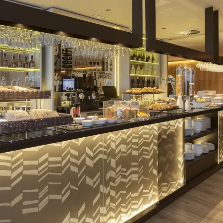 AC Hotel Diagonal l´Illa Отели рядом с достопримечательностью «Железнодорожный вокзал Ла-Бонанова»