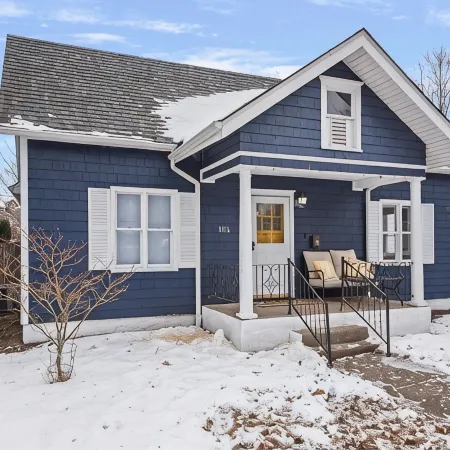 Newly-renovated 2-bedroom House with a Luxurious Massage Chair