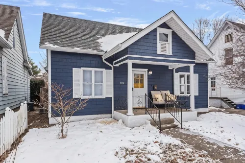 Newly-renovated 2-bedroom House with a Luxurious Massage Chair - Bungalows