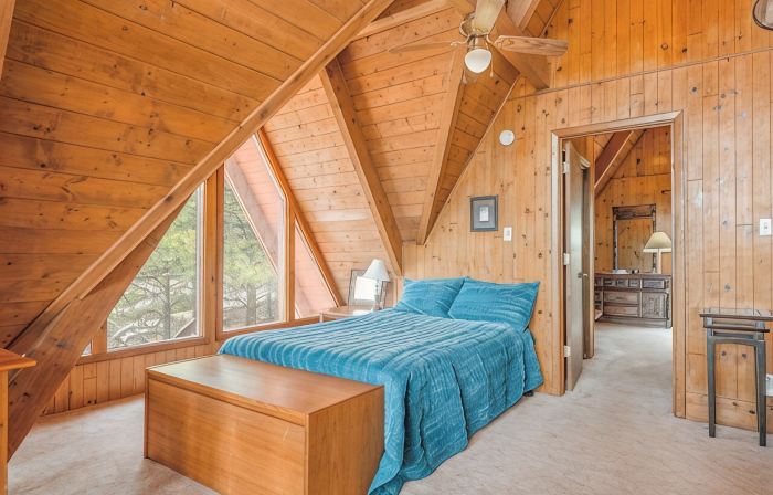 Charming Updated 3-bedroom Chalet with Deck; Small dogs welcome!