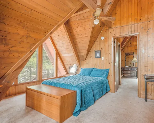 Charming Updated 3-bedroom Chalet with Deck; Small dogs welcome! Hotels in Angel Fire