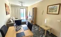 ROMANTIC RETREAT IN PRIME POSITION WITH STUNNING VIEWS TO CLIFFS, MARINA & SEA. - 公寓