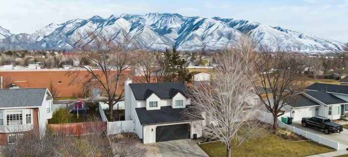 Spacious Home Near Ski Resort-3 Livingrooms, 2King Beds-2Gbfiber-Gameroom-HotTub Hotels in Sandy
