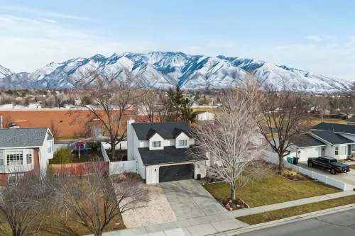 Spacious Home Near Ski Resort-3 Livingrooms, 2King Beds-2Gbfiber-Gameroom-HotTub