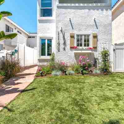 Bright 3-bedroom townhouse, w/ocean views roof deck, AC, walk to everything! Hotel Exterior