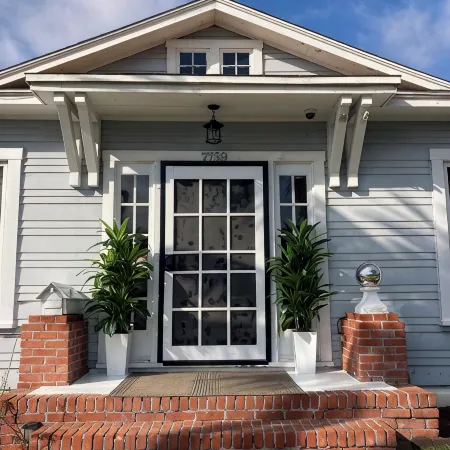 La Jolla White Door Cottage walking distance to beach, cove, shops, &restaurants