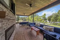 Sleeps 12, Kayaks, Private Dock, Large Yard + More - 4-Star