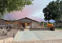 Cozy Home in Kanab - Kitchens