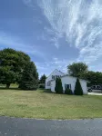 Cozy Farmhouse Retreat, Climb lighthouse, Acres to explore, Dogs ok, Amenities!
