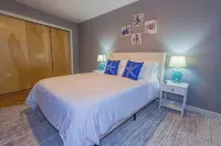Boathouse Suite - CLE Flats River - Free Parking - 24/7 Gym - balcony