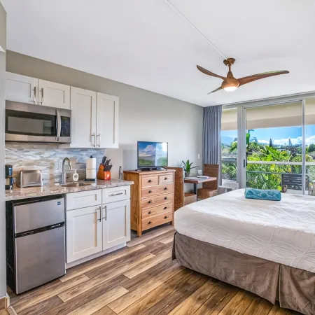 Top Floor Maui Banyan Remodeled Studio With King Bed Steps to Beach/Shops