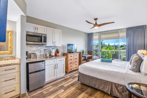 Top Floor Maui Banyan Remodeled Studio With King Bed Steps to Beach/Shops