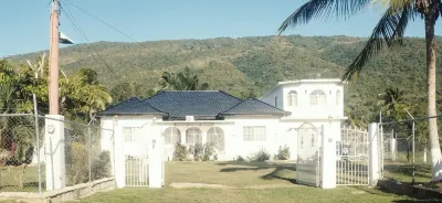 *St Elizabeth Countryside Retreat* WIFI, Near Jamaica Zoo Hotels in 