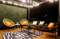 Vibrant Getaway! 2 Baths + Walk in Shower, Great Amenities & Value - Homestays
