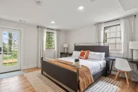 Luxurious Oasis Packed with Entertainment! Large Fenced-in Back Yard. - شرفة