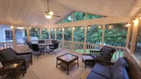 Lake Hartwell ~ Boat ~ Kayaks ~ Fire Pit ~ Private Dock ~ Bar ~ Pool Table - Homestays