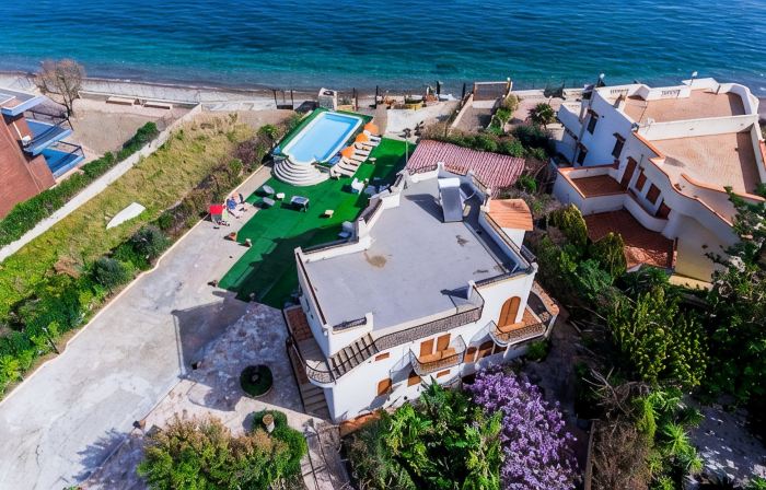 Villa on the beach whit private beach