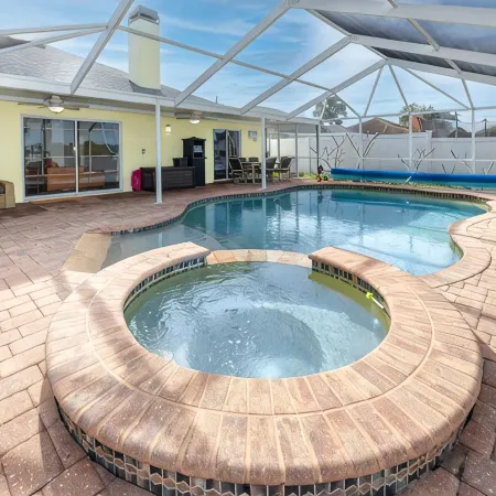 Blue Heron Lakeview Pool Home Close to Clearwater