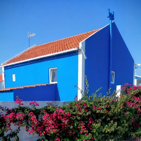 T2 4 km from the beach, with pool and garden