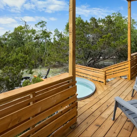 Cute clean cabin with views, hot tub, deck, grill - near Waco, TX