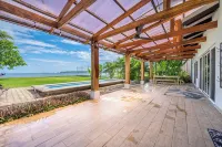 Newly Remodeled Beachfront Home! - 4 tähden