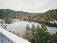 Charming Retreat with Stunning Lake Views. 크레스틀린 호텔