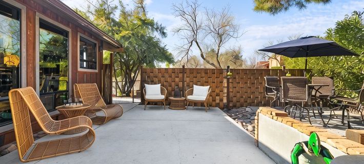 "THE VOC" an eclectic octagon house w a 360° lookout loft & RED ROCK views! Hotels in Явапай