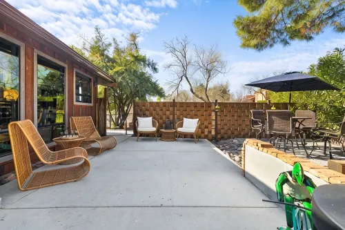 "THE VOC" an eclectic octagon house w a 360° lookout loft & RED ROCK views!