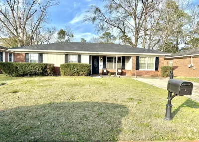 Southern Charm Sav 3BR/1.5 Bathroom Hotels in Midtown Savannah