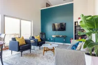 NEW Contemporary Downtown Loft Walk Everywhere
