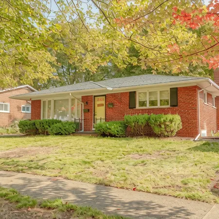 Renovated 3 bed/2.5 bath with fast wifi & 100" projector near the BIG HOUSE!
