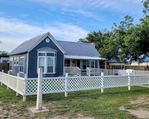 Beautifully Renovated Historic Home for 10 Hotels in Junction