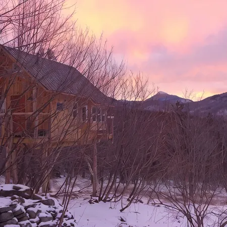 Cozy warm treehouse with Amazing views!  Winter Paradise! Hike from cabin