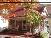 The Best Historic District Victorian Cottage in Eureka Springs - Country Houses